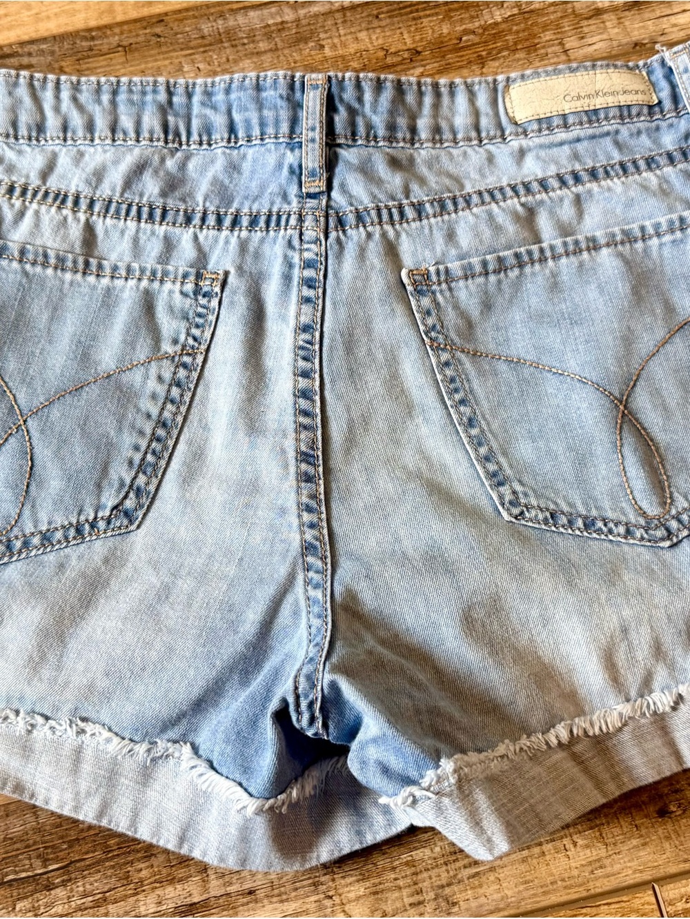 Calvin Klein Jeans - Cuffed Denim Shorts - size 10 - Light Wash